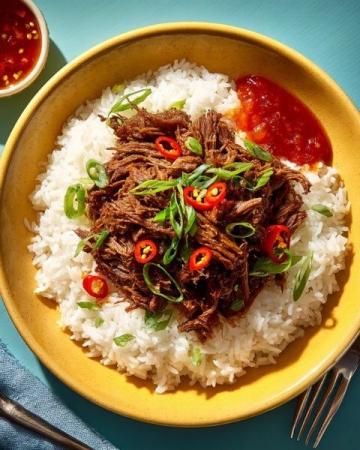 青椒肉絲，這道經典的中式家常菜，以其色澤鮮艷、口感豐富而受到眾多食客的喜愛