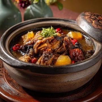 昨晚家常三菜一桌香：五花肉燒土豆、清炒蓮藕苗、清炒黃豆芽