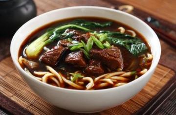 淮南牛肉湯:徽菜系中的經(jīng)典美味及其發(fā)展歷程