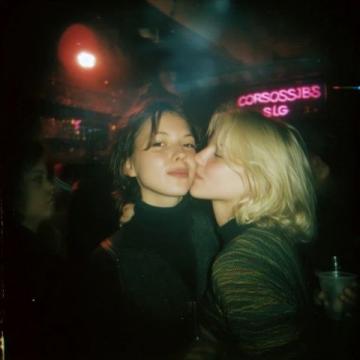 1990年除夕夜,唐國強的妻子洗完澡化完妝,穿上一身新衣