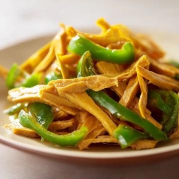 青椒肉絲，這道經典的中式家常菜，以其色澤鮮艷、口感豐富而受到眾多食客的喜愛