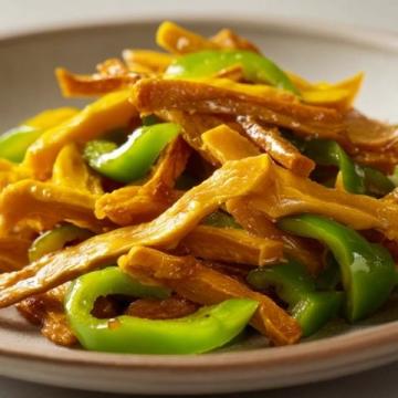 青椒肉絲，這道經典的中式家常菜，以其色澤鮮艷、口感豐富而受到眾多食客的喜愛