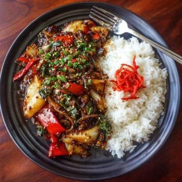 青椒肉絲，這道經典的中式家常菜，以其色澤鮮艷、口感豐富而受到眾多食客的喜愛