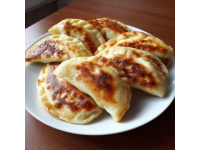 小云美食分享今天給大家分享一種家常餡餅的做法，薄皮大餡，非常好吃