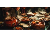 山東美食豐富多樣，既有經(jīng)典的傳統(tǒng)菜肴，也有地方特色小吃