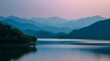 濃濃的茶香、絢爛的秋色、靜謐的湖光，開化景區有著一絲仙氣。