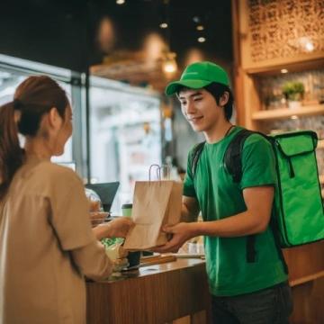外賣小哥取單時目睹女店員在制作奶茶時哭泣