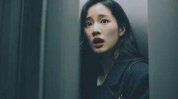 進(jìn)電梯前的她感動(dòng)得熱淚盈眶