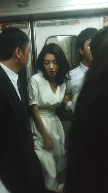 進(jìn)電梯前的她感動(dòng)得熱淚盈眶