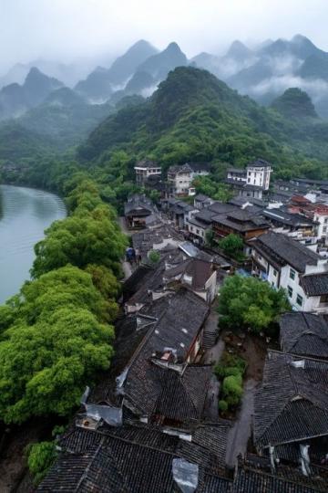 廣西德?？h都安鄉(xiāng)福記村一名確診病例的許某人，兩次行程軌跡的差別，引起網(wǎng)友們好奇