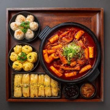 福榮居，一家開了快二十年的老北京小吃+京味家常菜的餐廳，主打褡褳火燒