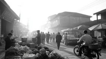 這是1945年11月份的一組珍貴老照片,拍攝于重慶路邊的一家小吃店