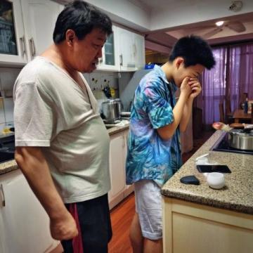 聚餐中賀峻霖突感不適,劉曉慶果斷處理