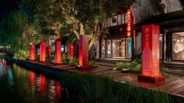 五一假期，寧夏中衛(wèi)向陽街變成流動的河流，熱鬧的夜晚增添夢幻色彩。