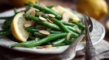 夏日家庭晚餐：清爽素炒豆角與韭菜炒雞蛋