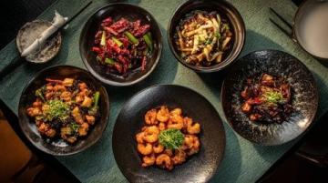 毛不易勇敢挑戰生吞八爪魚:探索美食的新境界