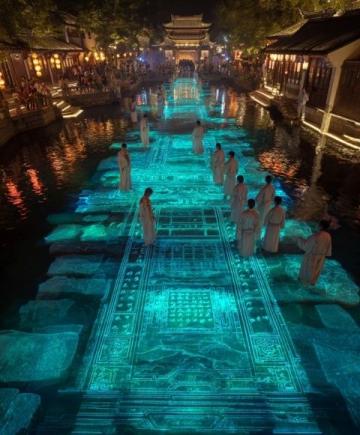 五一假期，寧夏中衛(wèi)向陽街變成流動的河流，熱鬧的夜晚增添夢幻色彩。