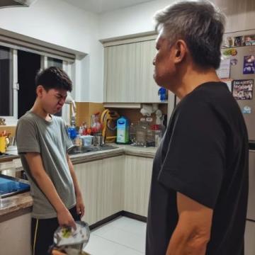 遠行千里終抵家門，父子情深守候夜深