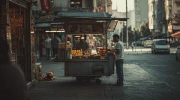 城市夜晚的溫暖角落：街頭小吃的魅力與故事
