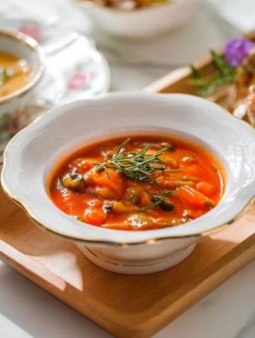 如何在家自制美味肉丁胡辣湯：色澤誘人、湯稠料足