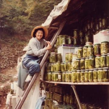 這是1945年11月份的一組珍貴老照片,拍攝于重慶路邊的一家小吃店