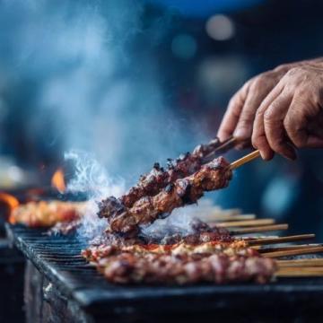戶外燒烤盛宴，肉串、青椒、生菜，美味盡享！