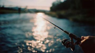解析夜釣與白天垂釣的優劣對比:魚類習性、環境因素、季節影響全面分析