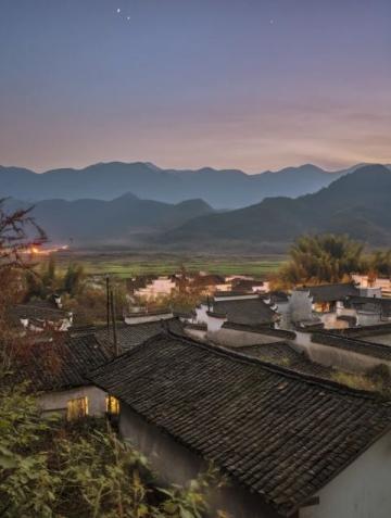 松滋縣有個小鎮(zhèn)邊緣臨大湖，大片水面映照著夕陽。