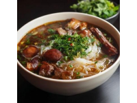 寶雞流行的四川美食：成都麻辣肉餅與特色米線組合