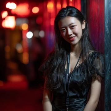 楊穎面容憔悴給澳門小店站臺，頂流資源大跌黃曉明離婚真相為何如此反轉？