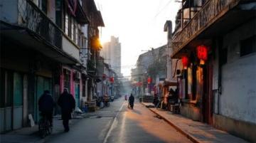 深圳南山沙河西路老舊街區漫步記：小店林立與現代氣息碰撞