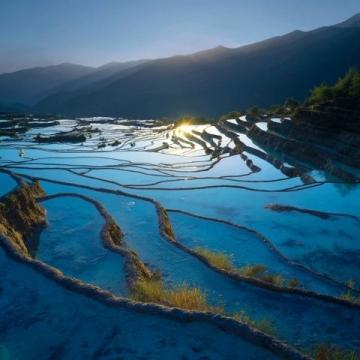 云南旅游攻略云南是中國旅游資源最豐富的省份之一,融合了雪山峽谷、高原湖泊