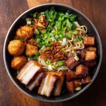 深秋大食堂午餐菜單：炸雞腿配肉絲面，溫暖又美味