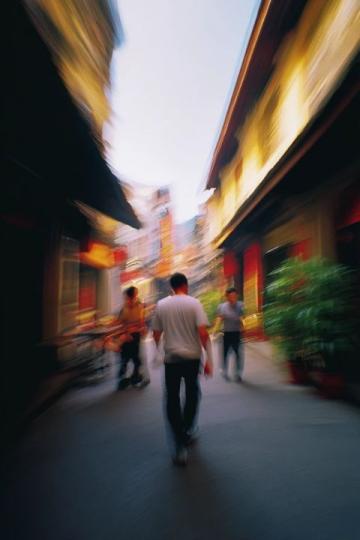 路過漢正街，在武漢的鬧市區還有這樣有年代感的老房子，鋁合金，防盜窗，花床單