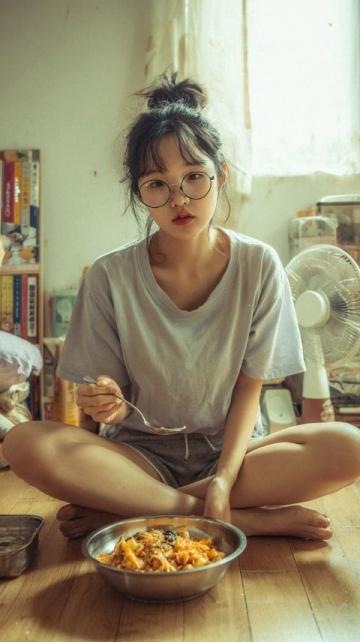 蠔烙：潮汕地區(qū)經(jīng)典傳統(tǒng)小吃，以新鮮生蠔為主要食材，佐以薯粉、雞蛋煎制而成。