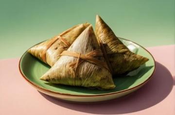 芋餃?zhǔn)侵袊?guó)南方(尤其是福建、江西等地)的傳統(tǒng)小吃,外皮用芋頭和淀粉制作