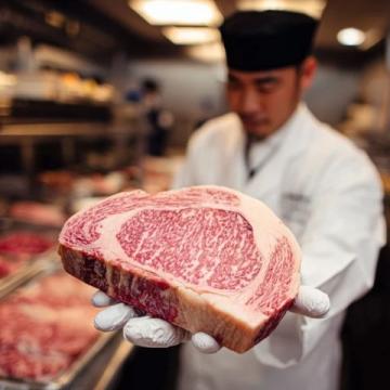 有朋友問李佳琦15分鐘賣出的10000份的牛排是不是合成肉?質量到底怎么樣?到底