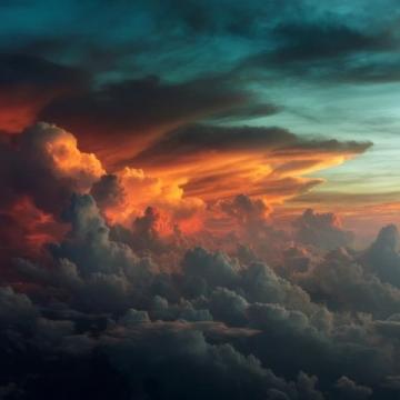 晨光初現:天空驚喜展現溫暖陽光