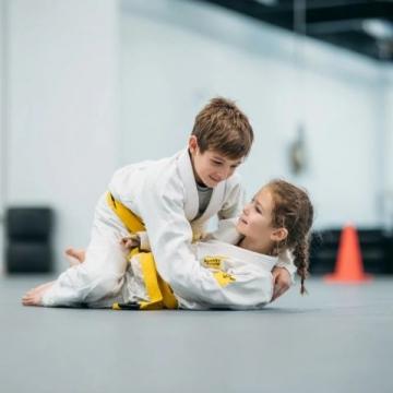 家長強勢包辦,孩子反而缺乏擔當?學會適時放手,培養獨立小勇士!