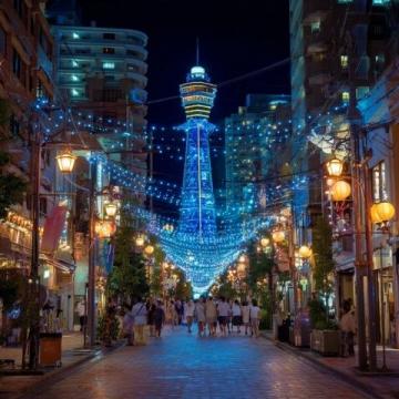 夜晚的汕頭：華僑公園海濱長廊燈火璀璨，人流不息
