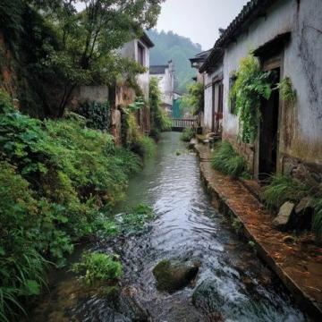 探訪千年古鎮(zhèn)芙蓉鎮(zhèn):瀑布環(huán)繞的文化秘境深度游指南