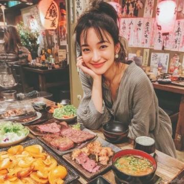 我不遠(yuǎn)千里來到青島,在當(dāng)?shù)氐暮眉鸭巡宛^品嘗了六道菜,總價不到二百元