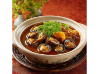 蠔烙：潮汕地區(qū)經(jīng)典傳統(tǒng)小吃，以新鮮生蠔為主要食材，佐以薯粉、雞蛋煎制而成。
