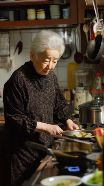 70歲老人深情做飯 美味讓人感動