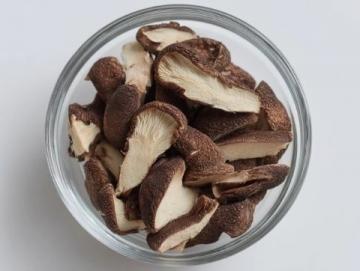 昆明市場迎來平價雞樅替代品:雞油菌和紅菇上市口感佳價格親民