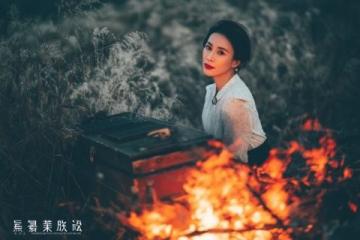 長安夜色中，炭爐烤得一片暖黃。