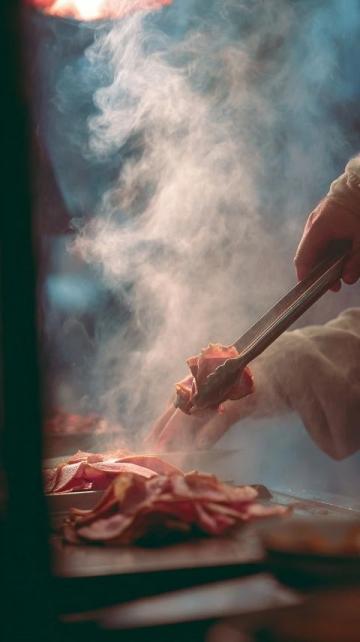 佛山人氣餐廳“豬頭丙”:年銷3萬+燒排骨,國慶必打卡美食地標(biāo)!
