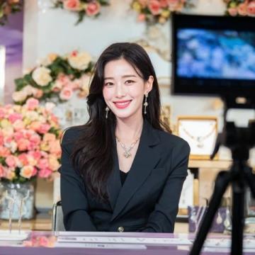 林允生日直播秀廚藝，中餐女神魅力綻放引期待！