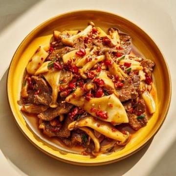 青椒肉絲，這道經典的中式家常菜，以其色澤鮮艷、口感豐富而受到眾多食客的喜愛