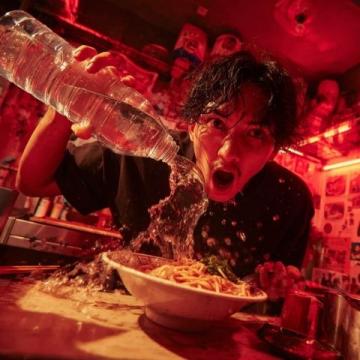 廣州房東收拾退租房間發現神秘小盆，與租客共飲驚喜白酒促和諧關系